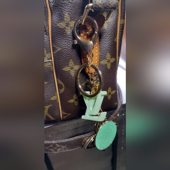 Louis Vuitton Zipper Pulls - Picture 10 of 10